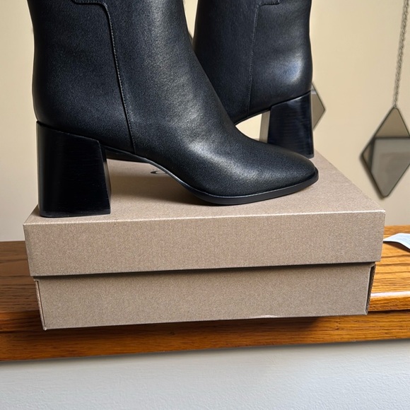 Elegant Black Women's Boots - Picture 1 of 6